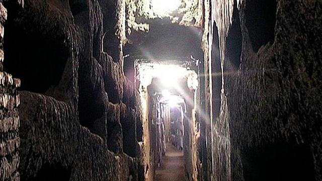 Un dels passadissos de les catacumbes de Domitila, a Roma. | WIKIMEDIA