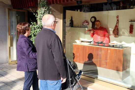 Una mona del Chicote a mida real és la nova creació de la pastisseria Muixí de Balaguer