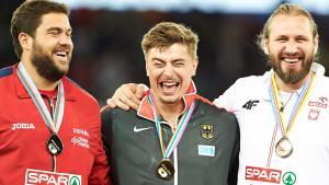 El atleta alemán David Storl (c), medalla de oro, el español Borja Vivas (i), medalla de plata, y el polaco Tomasz Majewski (d), medalla de bronce, posan en el podio de la prueba masculina de lanzamiento de bala hoy, martes 12 de agosto de 2014, durante el Campeonato Europeo de Atletismo 2014, en Zúrich (Suiza).