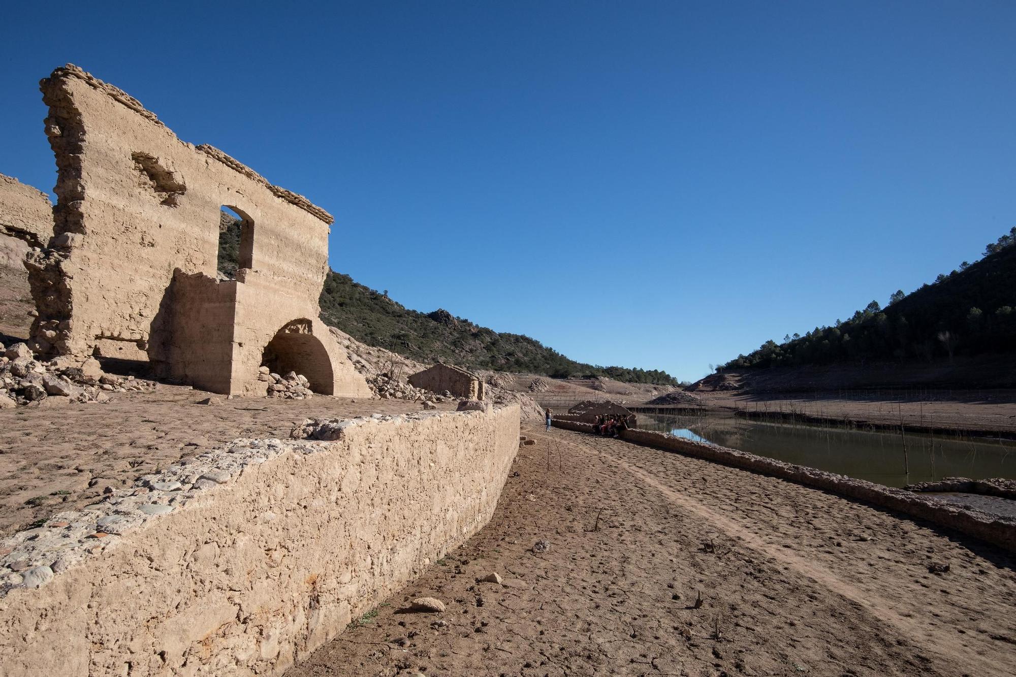 De visità al pantà que no té aigua