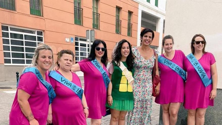 Sus amigas la llevan a votar en las elecciones andaluzas con este disfraz