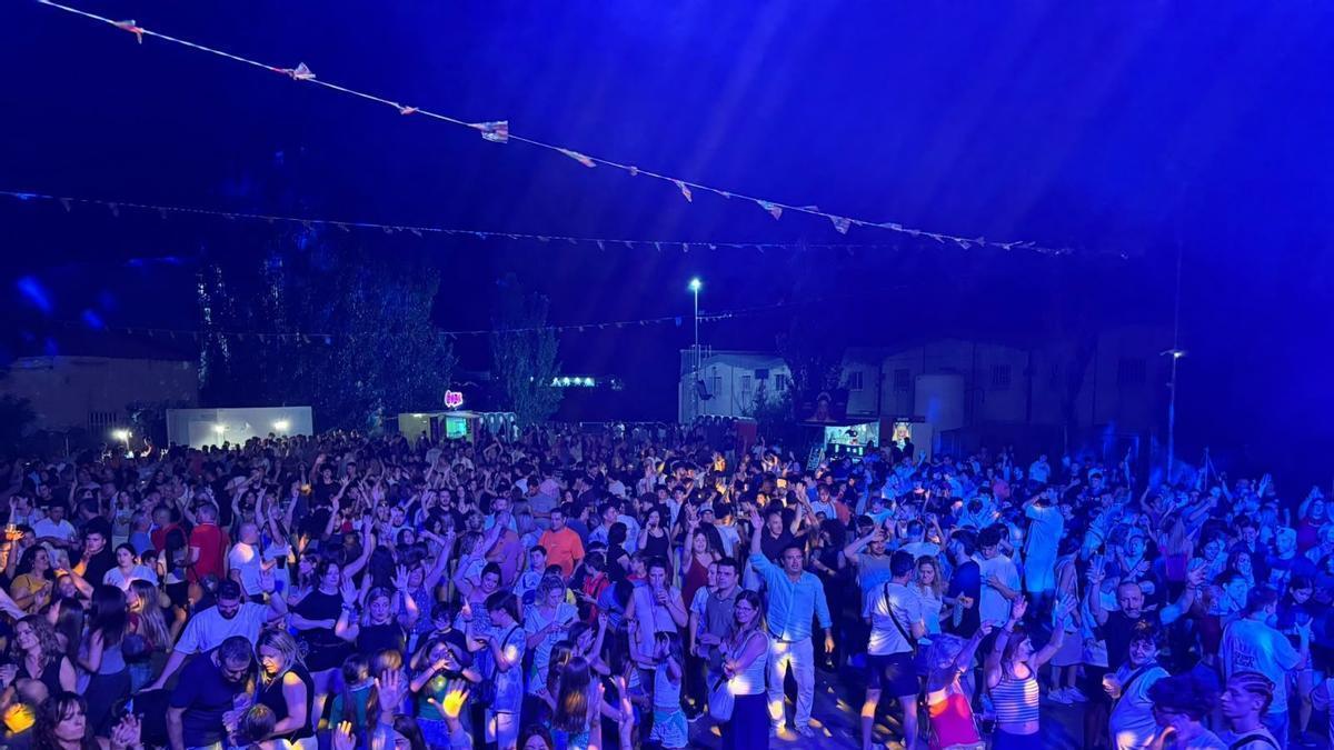 Los vecinos disfrutan de varios actos lúdicos y festivos.