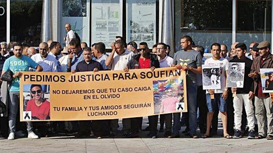 Familiares y amigos de la víctima, ayer, en la concentración en Salceda.