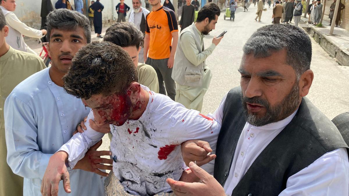 Una explosión de bomba en la ciudad norteña de Mazar-i-Sharif mató a un guardia de seguridad e hirió a un grupo de periodistas afganos en un evento conmemorativo.