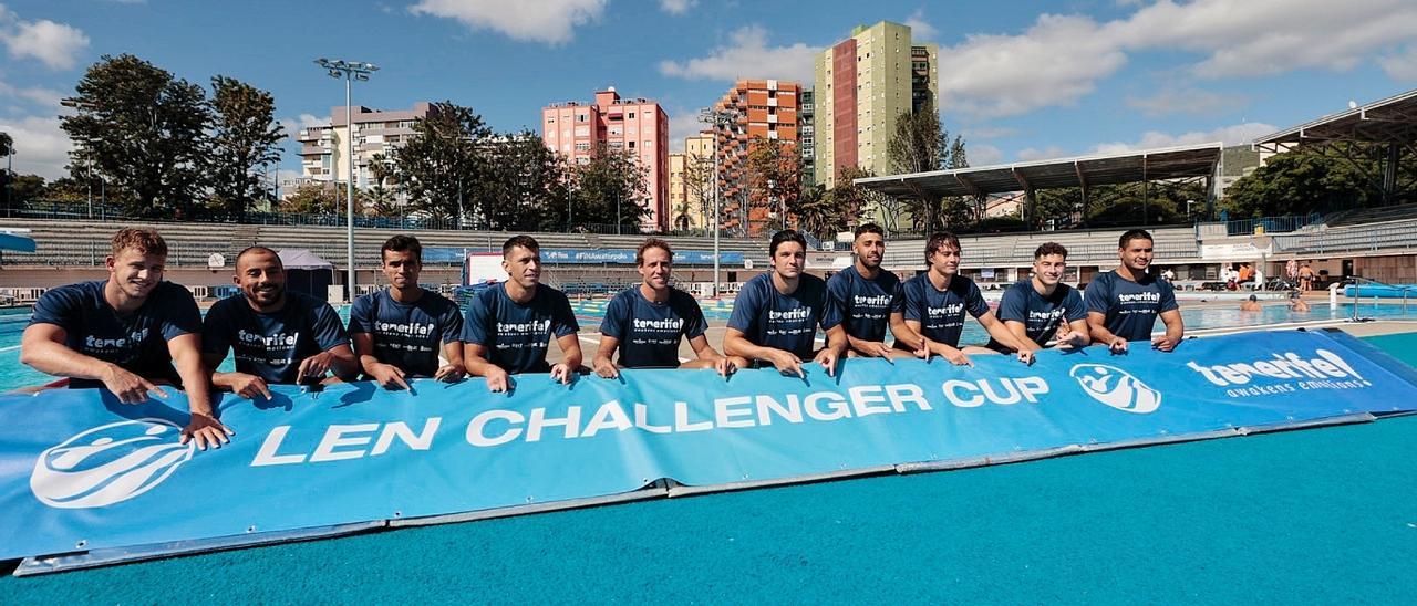 Los jugadores del Tenerife Echeyde esperan conseguir un buen resultado ante el Kosice en su primer partido de cuartos de final de la Challenger Cup