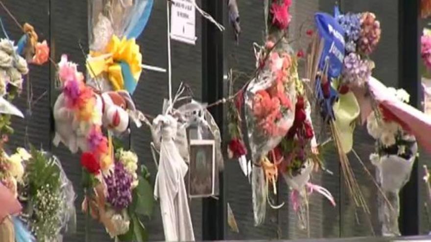 Flores en Angrois para homenajear a los 82 fallecidos