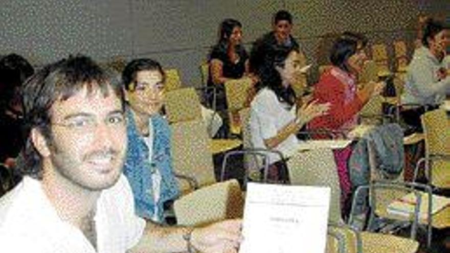 Los alumnos recibieron ayer sus diplomas. / iñaki abella