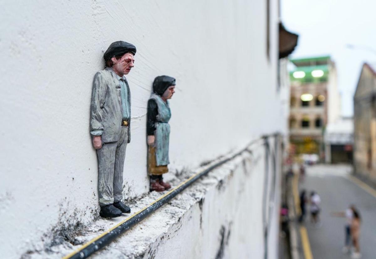 Per primera vegada, la Mostra fa el salt del mural a la instal·lació escultòrica, de la mà de Isaac Cordal.