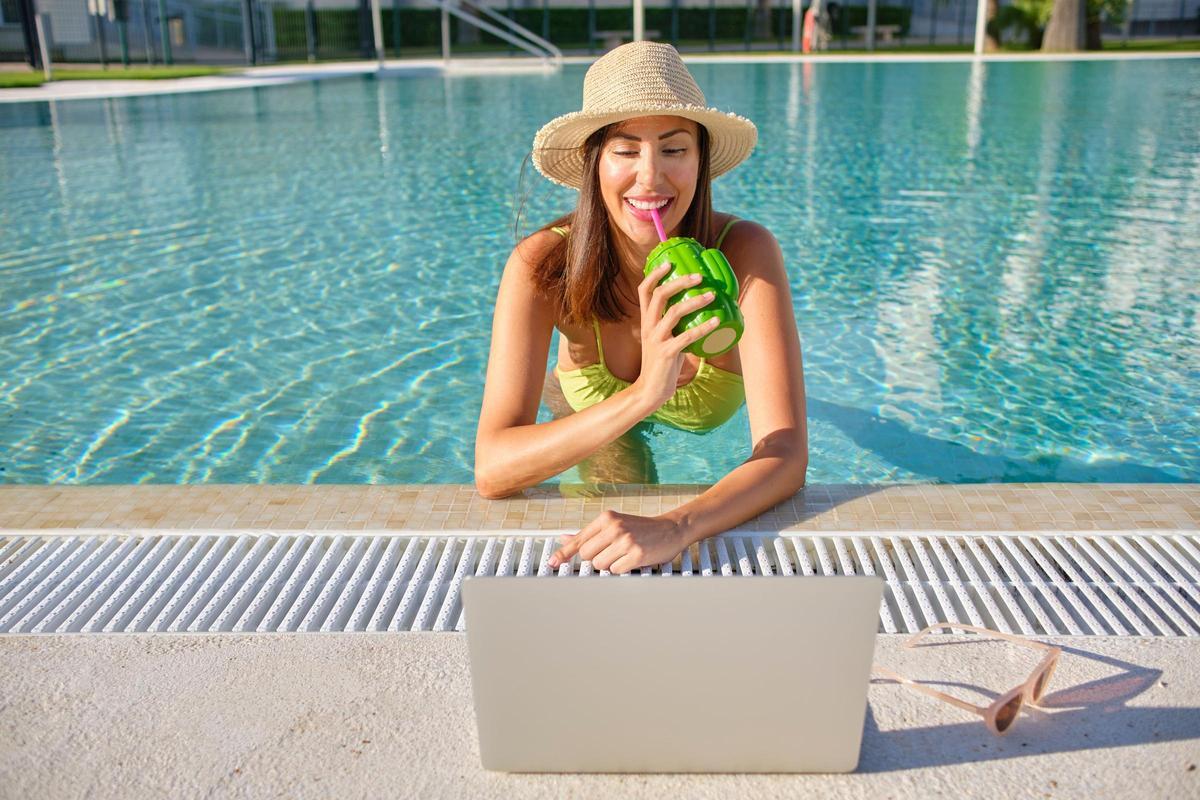 Una chica disfrutando del verano con tecnología