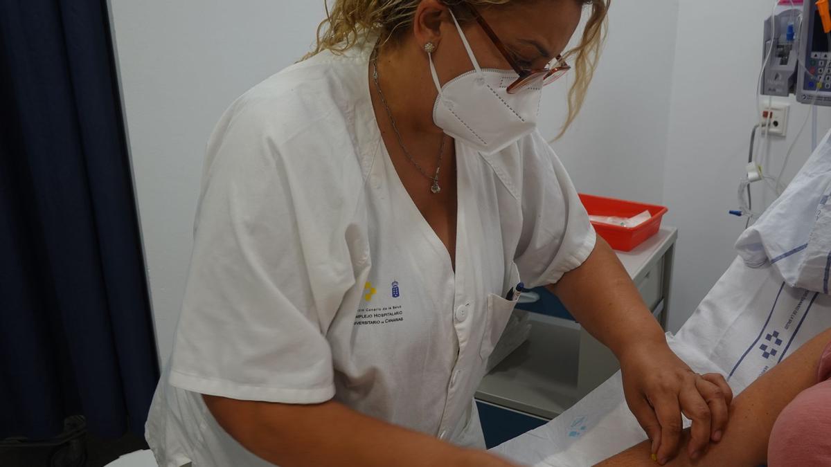 Enfermera del HUC preparando a un paciente para tomar la medicación.