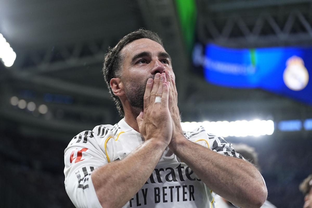 Carvajal celebra el gol de Gonzalo, al que le dio la asistencia en su último día en el Bernabéu.
