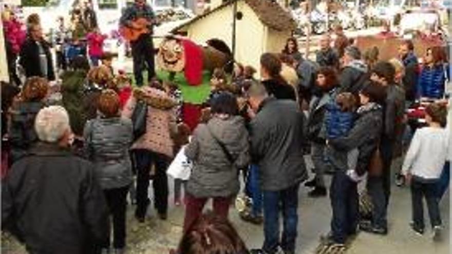 Grans i petits reben el Tió amb l&#039;actuació de Ferran Pujadas.