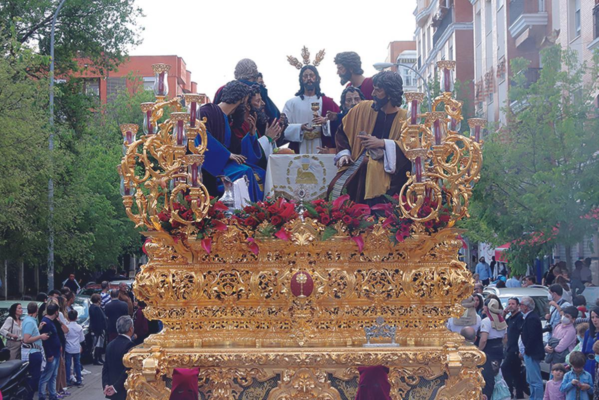 JUEVES SANTO EL PASO DE MISTERIO DE LA HERMANDAD DE LA SAGRADA CENA VOLVERÁ A RECORRER LAS CALLES DEL MODERNO BARRIO DE PONIENTE.