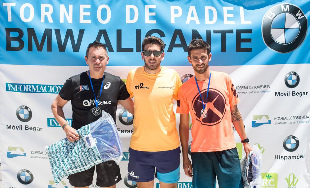 Subcampeones 4ª categoría masculina: Francisco José Mateu y José Vicente Oltra. Entrega el premio Jesús Castro, de Padeltron Arena Alicante