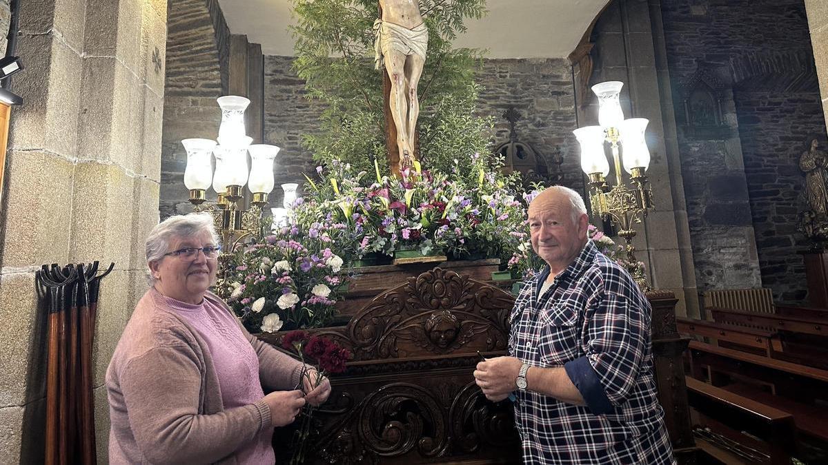 VÍDEO: José Manuel y Graciela, el matrimonio que pone flores a la procesión del Cristo del Perdón de Luarca: un mes de planificación, un árbol como pieza principal y más de tres horas de montaje