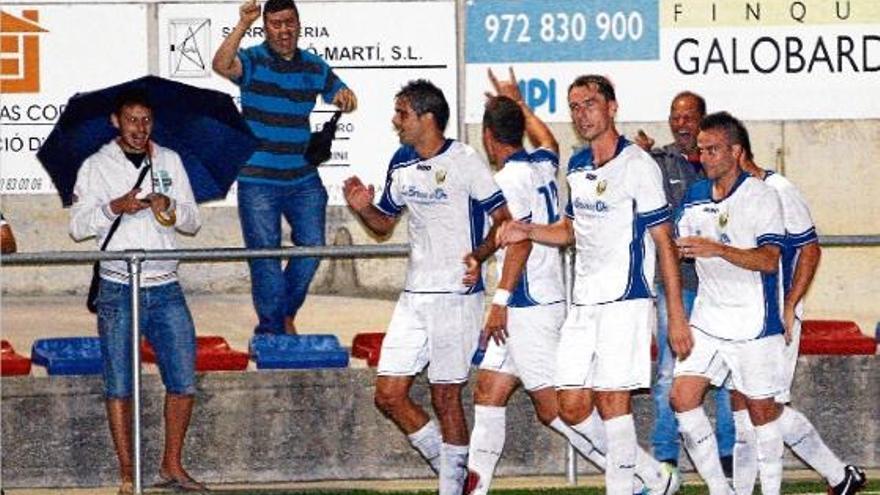 Els jugadors del Llagostera celebren el segon gol de la tarda, obra de Marc Sellarès, després d&#039;aprofitar una errada del porter Aitor.