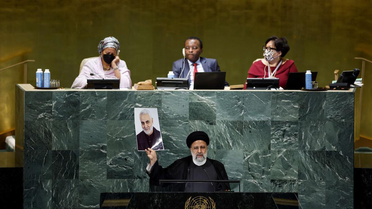 El presidente iraní, Ebrahim Raisí, sostiene una foto de Qasem Soleimani, el general asesinado por un dron de EEUU, este miércoles en la asamblea general de la ONU.