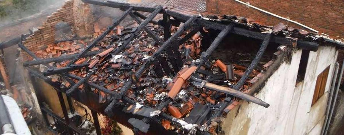 Un incendio en una casa de Las Segadas deja a Oviedo una hora sin bomberos