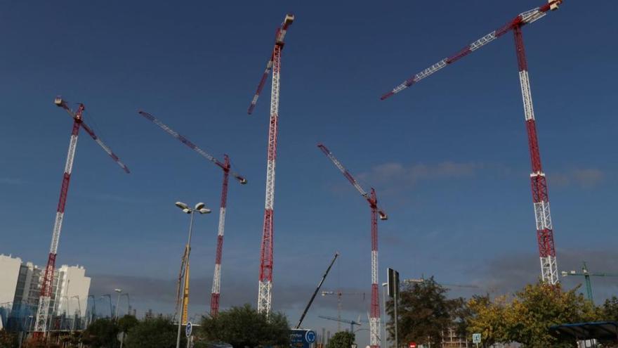 Obras de construcción de viviendas en Teatinos.