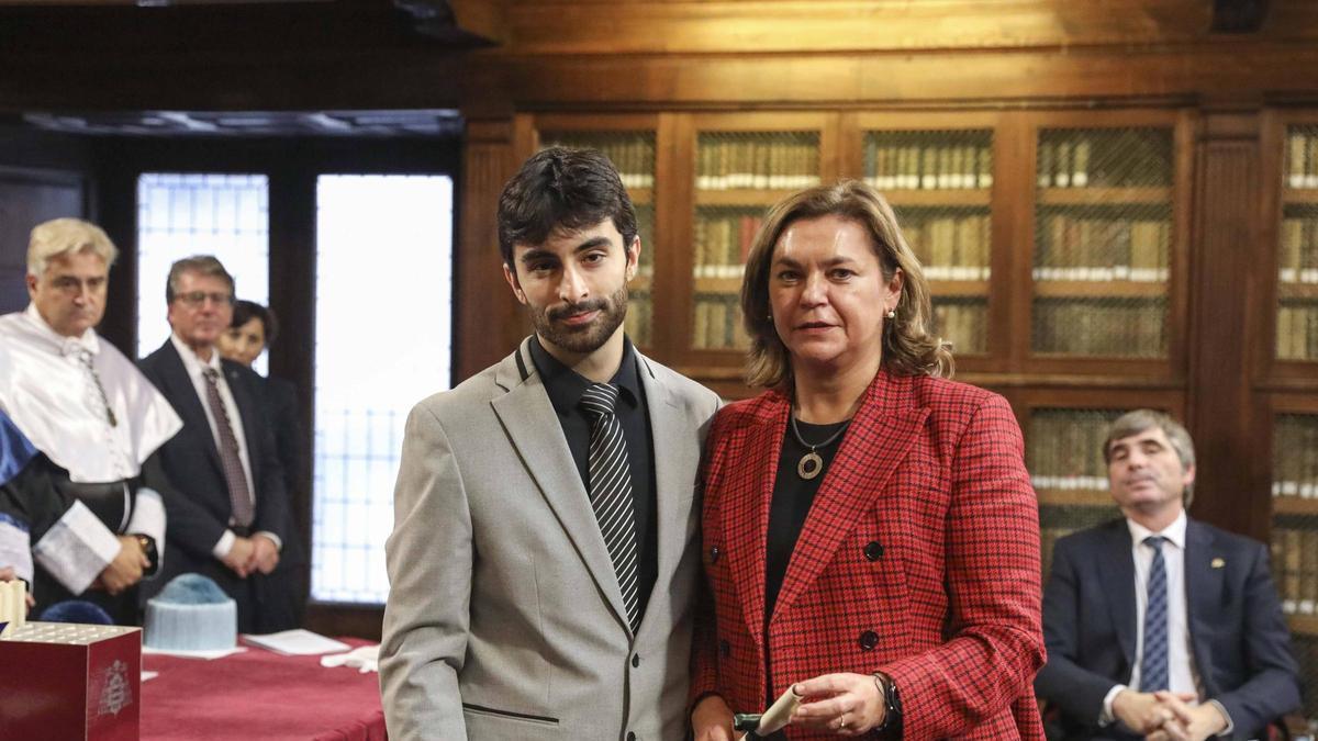 David Villa Blanco recoge el premio de manos de Ana Fernández Menéndez .
