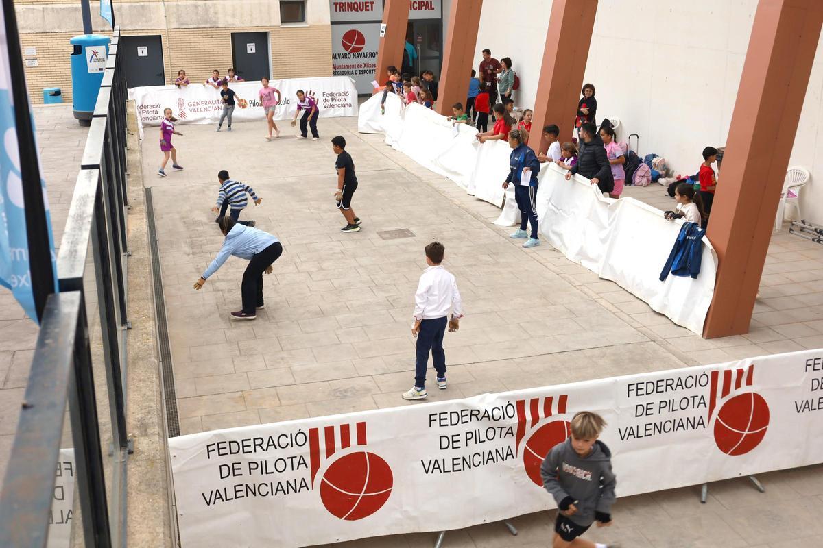 El Poliesportiu i el trinquet de Xilxes van acollir la novena Trobada de Primària de Pilota a l'Escolala 2025-26