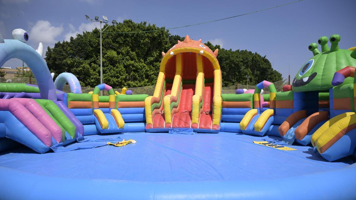 Montaje de la piscina con toboganes.