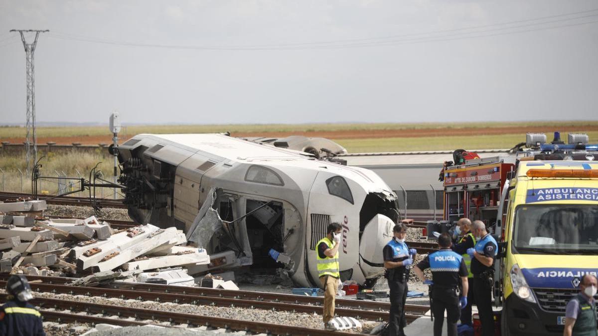 Estado en el que quedaron las vías del tren en La Hiniesta tras el accidente.