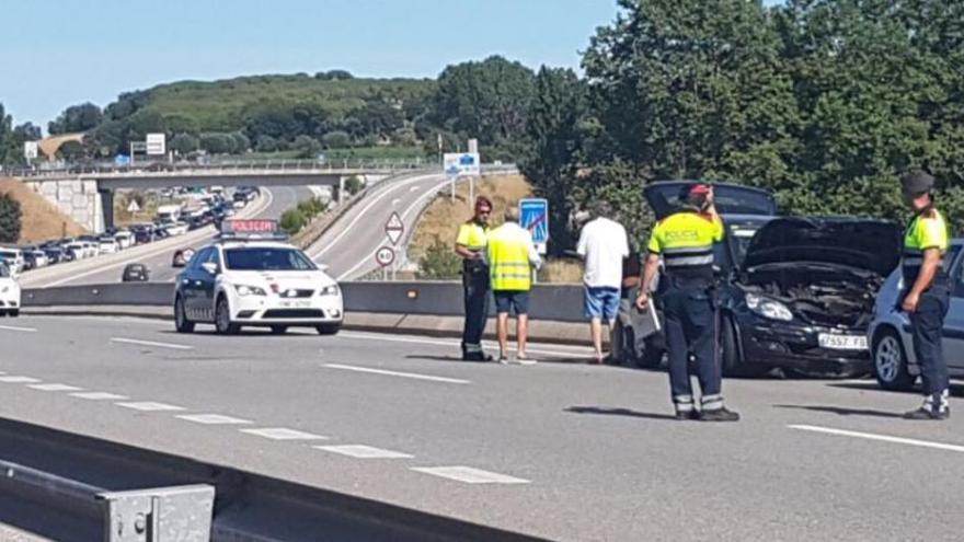 Un accident a Llagostera provoca cues a la C-35