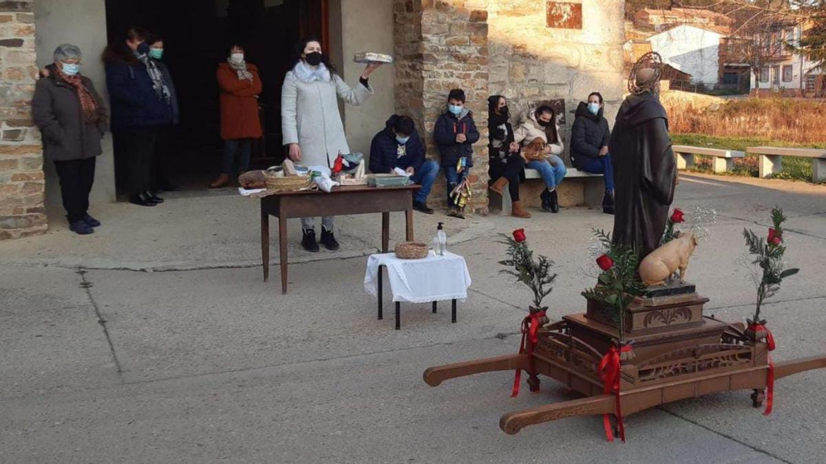 Un momento de la subasta, a las puertas de la iglesia de Valer de Aliste. | Ch. S. 