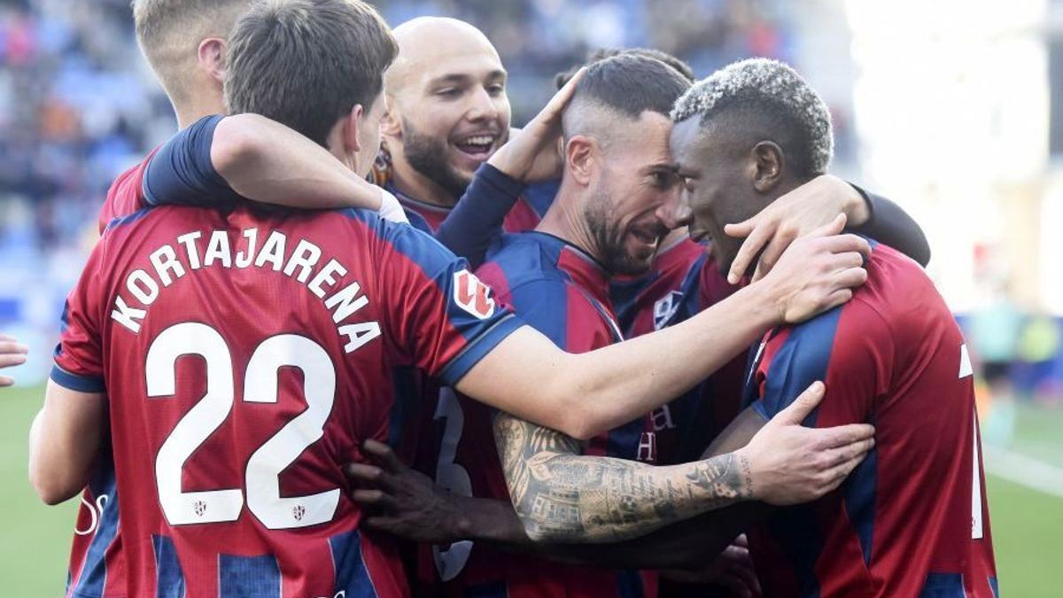 Sielva felicita a Soko por un gol, la pasada temporada.