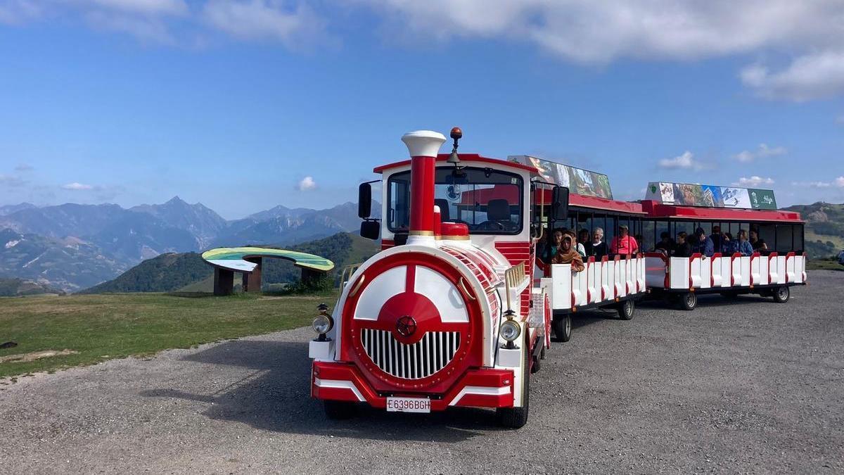 El tren turístico de Aller en Coto Bello, en durante el pasado verano.