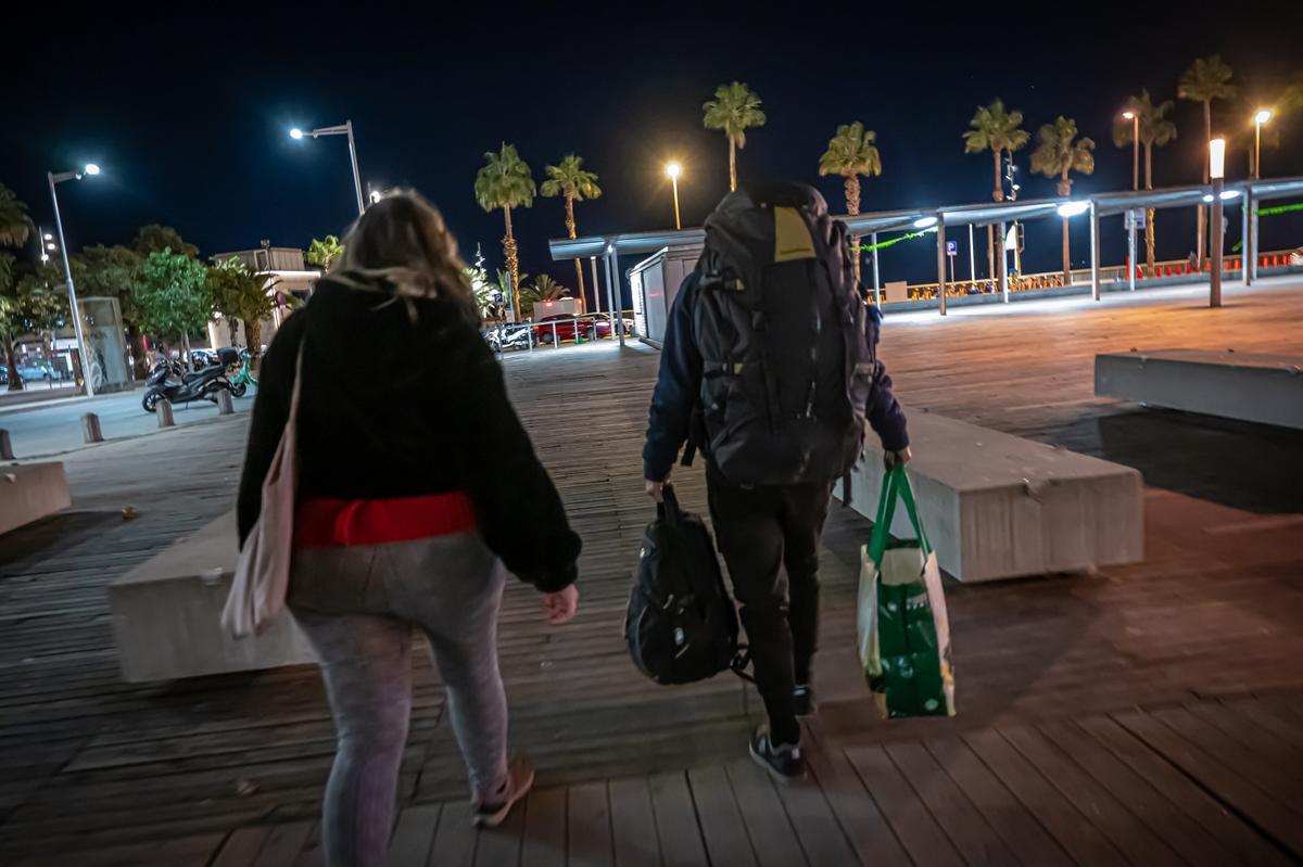 En la operación frío de Barcelona, El Periódico acompaña un equipo de educadores sociales que convencen a las personas sin hogar para refugiarse en las 262 camas extras habilitadas este fin de semana