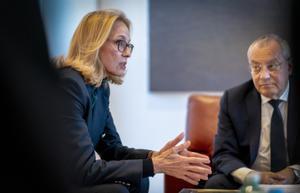 Madrid, 30 de enero.- Los embajadores de Francia y Alemania, Jean-Michel Casa y Maria M. Gosse, durante un momento de la entrevista con EL PERIÓDICO DE ESPAÑA