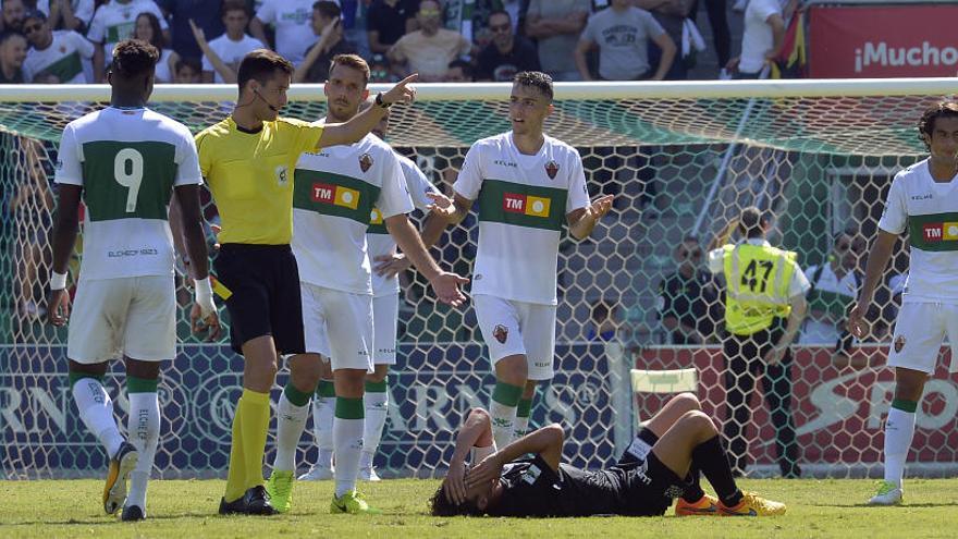 El árbitro Ruipérez Marín le pide a Primi que abandone el campo tras mostrarle dos cartulinas amarillas