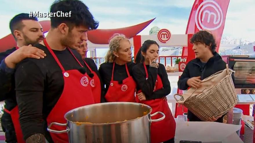 Los concursantes del equipo rojo durante la prueba en &#039;Masterchef&#039;