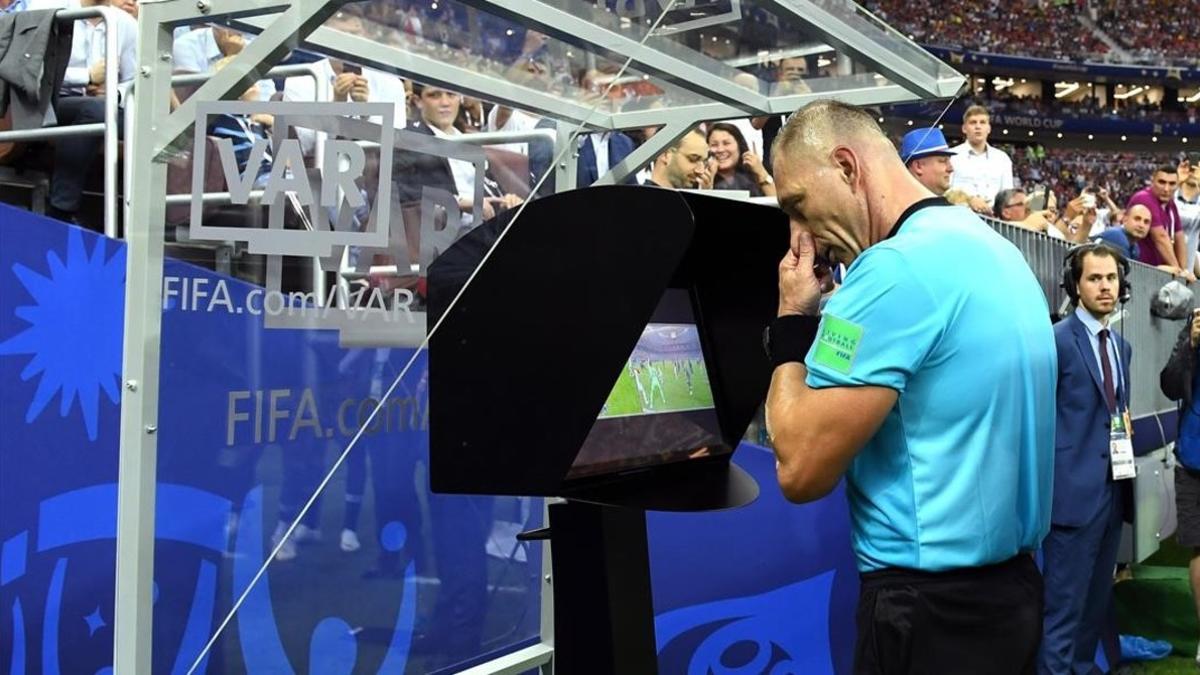 El árbitro argentino Néstor Pitana revisa la jugada del penalti de la final del Mundial.