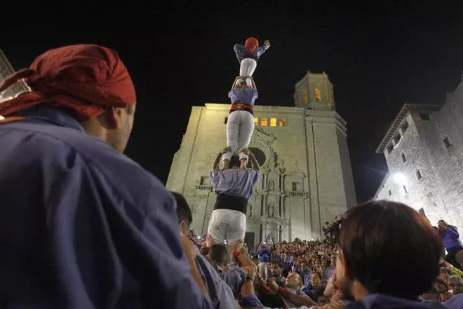 Els Marrecs de Salt pugen un pilar per les escales de la Catedral