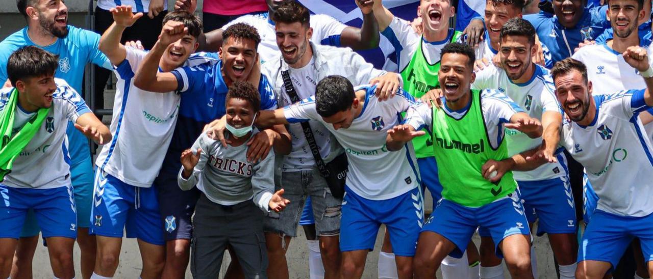 Los jugadores blanquiazules celebran su pase a la final tras derrotar al Arucas CF. | | CDT