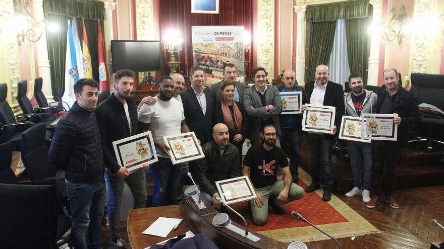 Los ganadores con el concejal de Turismo, el presidente de UHO y la edil de Comercio. // Iñaki Osorio