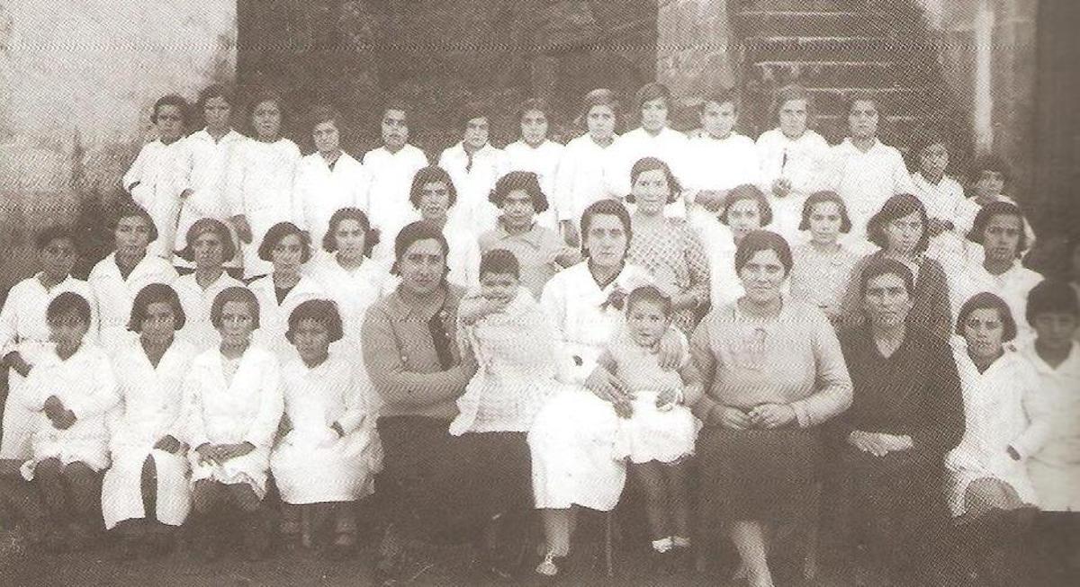 Escola coa mestra María del Consejo Álvarez. Anos 1935-36.