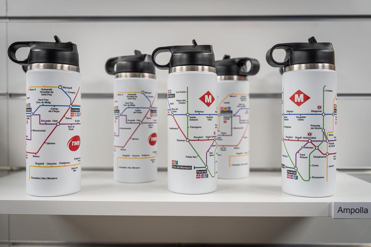 TMB presenta la primera tienda de merchandising de TMB en el metro de Barcelona, situada en la estación de Sagrada Família. Laia Bonet participa en la inauguración, este lunes. 