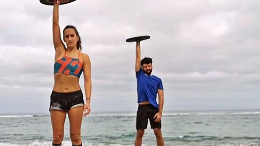 Dos de los monitores del Crossfit Las Canteras en una clase telemática.