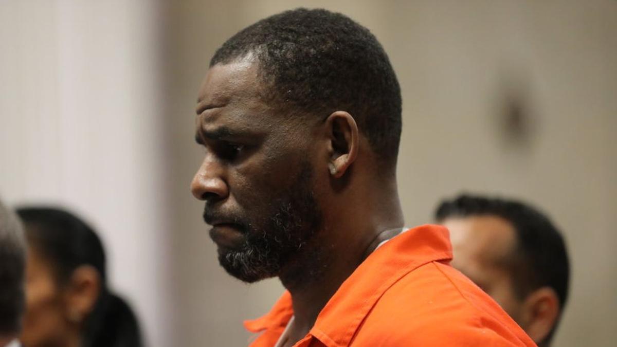 R. Kelly, amigo de Diddy, asegura que están intentando matarlo en la cárcel (después de una sobredosis)