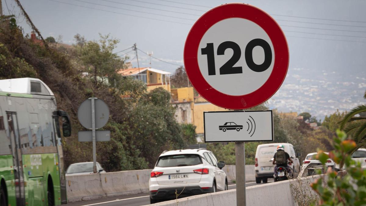 Señal de velocidad máxima en El Sauzal