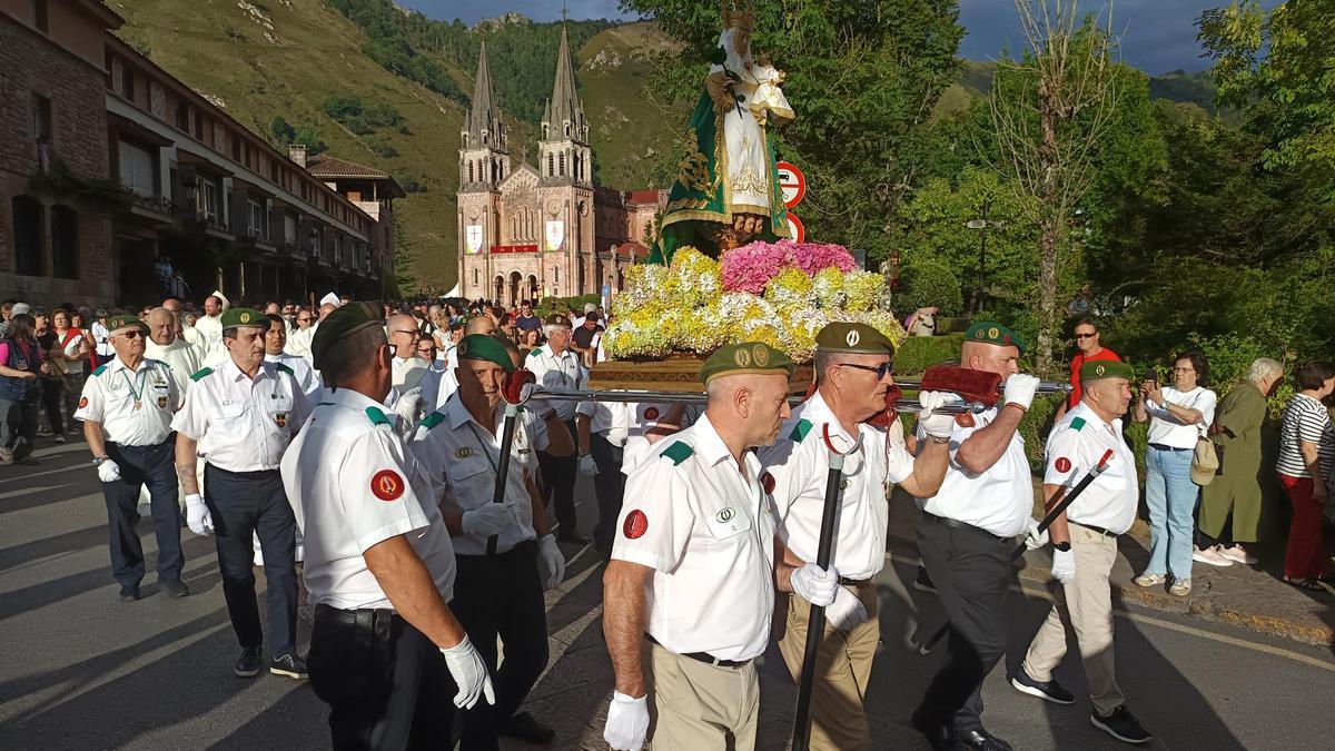 Procesión con la Santina en la primera jornada de la novena del año pasado.