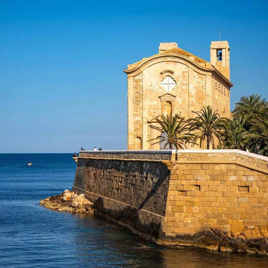 La isla de Alicante que pasa de 50 habitantes a más de 5.000 turistas al día