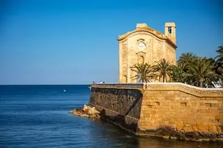 La isla de Alicante que pasa de 50 habitantes a más de 5.000 turistas al día