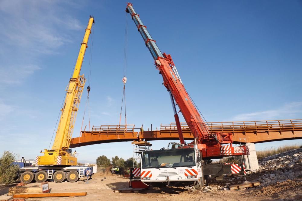 Comienzan a instalar la nueva pasarela de madera del Guadalhorce