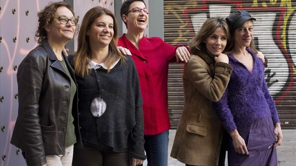Las actrices (de izquierda a derecha) Isabel Rocatti, Victòria Pagès, Lloll Bertran, Mireia Portas y Roser Batalla, en la presentación de 'El Florido Pensil', la comedia sobre las escuelas franquistas que triunfó en los 90, que llega al Poliorama.