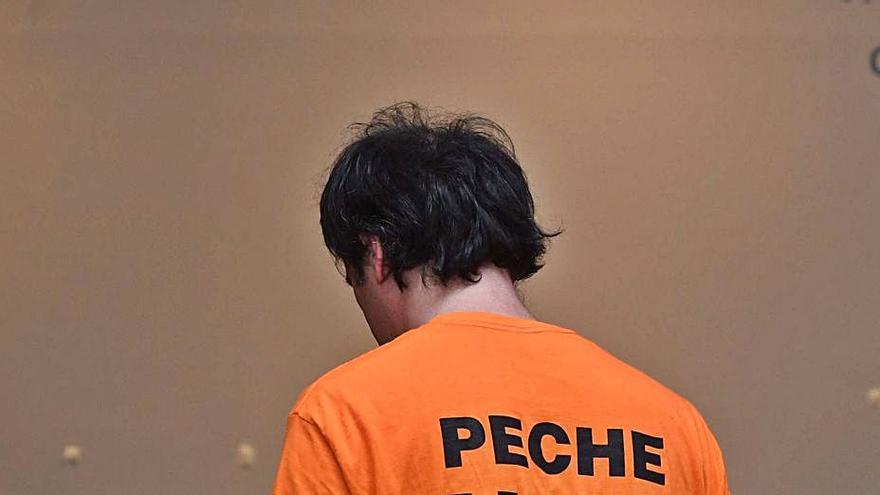 Un trabajador de Alu Ibérica, con camiseta contra el cierre. |   // VÍCTOR ECHAVE